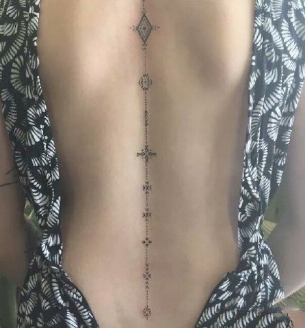 女生脊椎纹身--几张适合女生脊椎的纹身图片作品