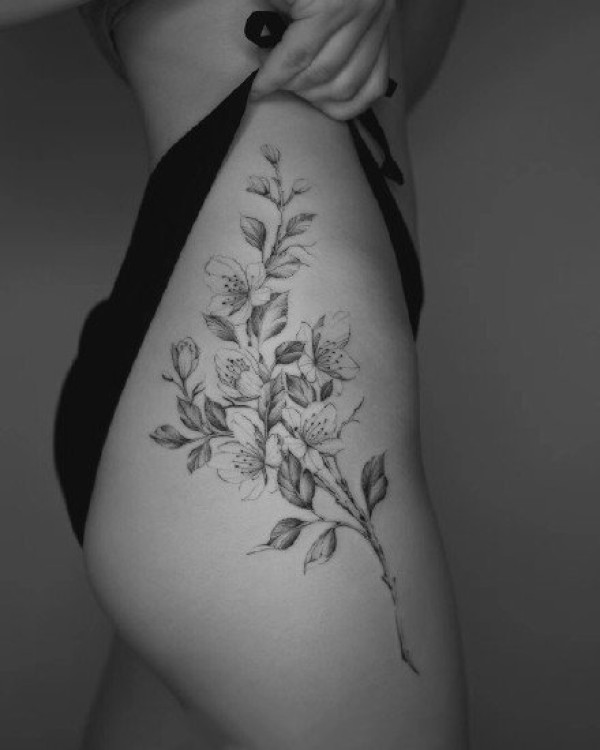 女性侧腰大腿部的唯美花朵纹身图片