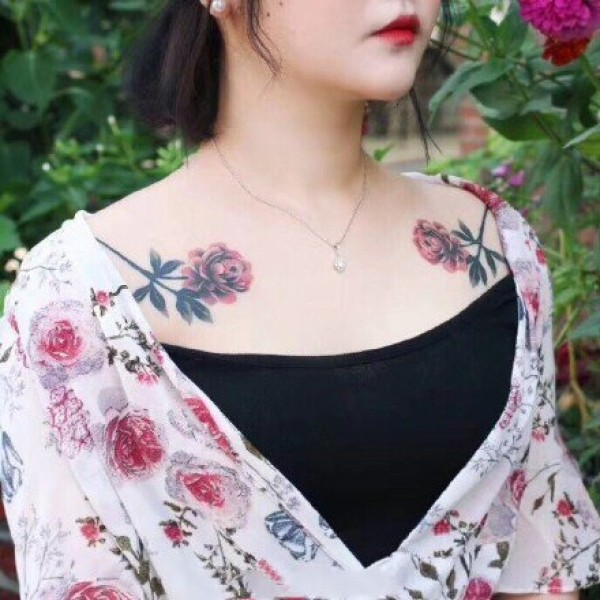 一组女性各部位的红色花草纹身图片