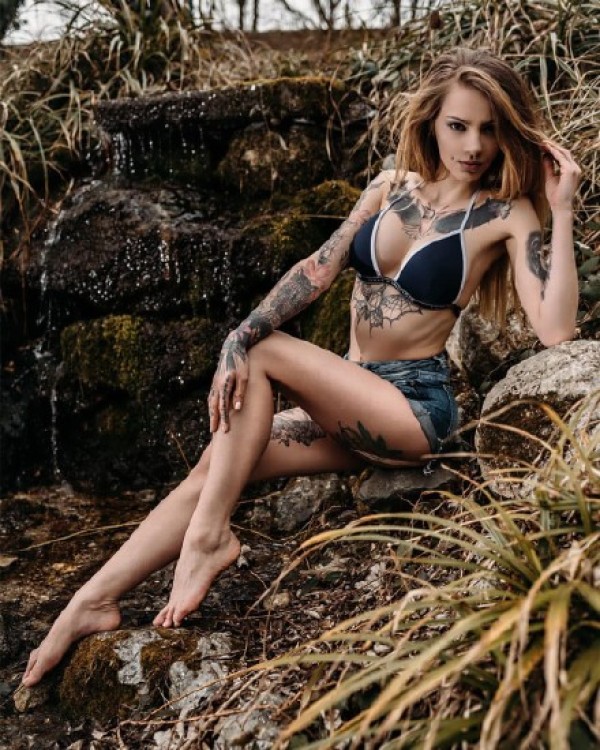 一组欧美性感的长发纹身美女图片欣赏