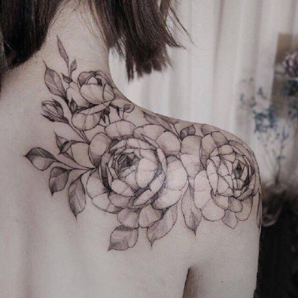 肩花纹身作品：女性肩部上的花卉性感纹身图片