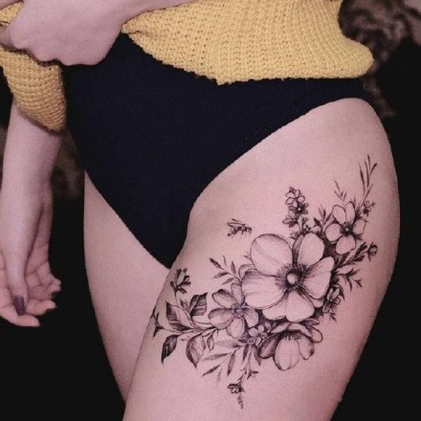 女性大腿上的性感一组繁花纹身图片9张