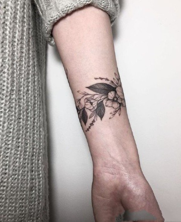 缠绕在小手臂手腕上的花藤纹身图片作品