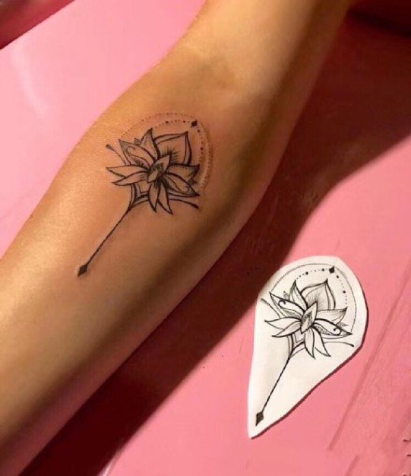 黑灰莲花：适合女生的一组莲花线条纹身图片