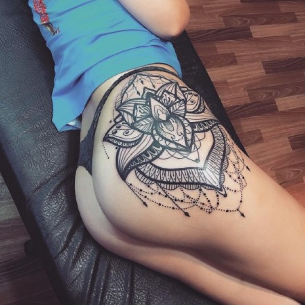 超性感的女性翘臀搭配纹身图片欣赏