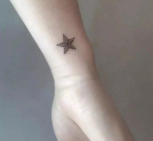 小清新的五角星星图案纹身作品
