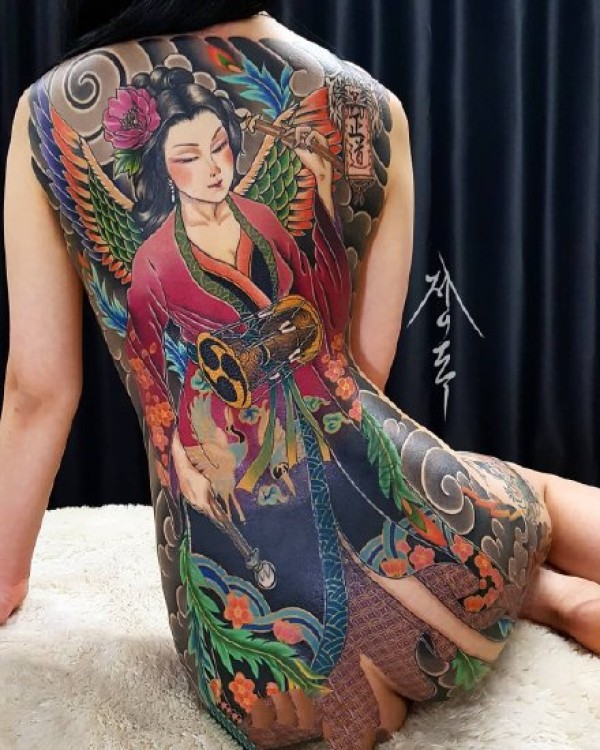 传统风格的大满背全胛纹身作品