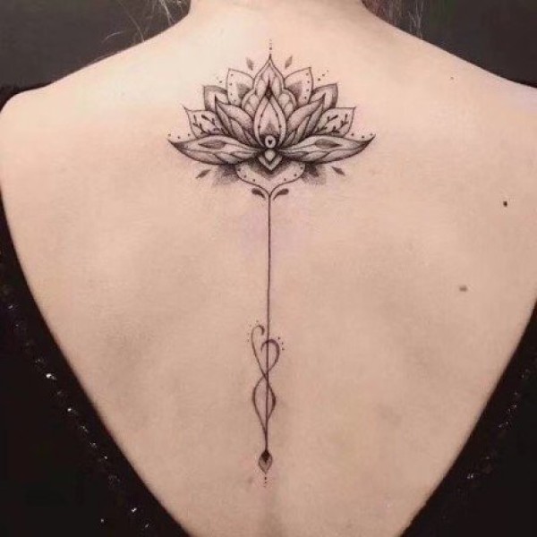 女生后背脊椎处唯美的莲花梵花纹身图片