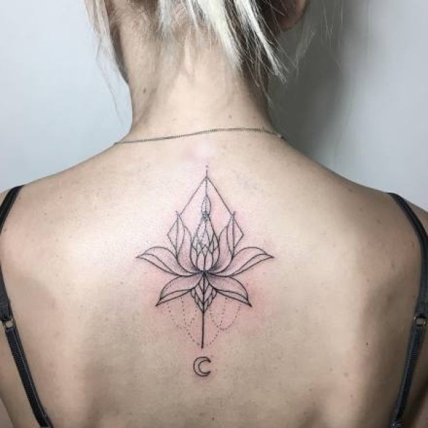 适合女生的后背漂亮花朵纹身图片