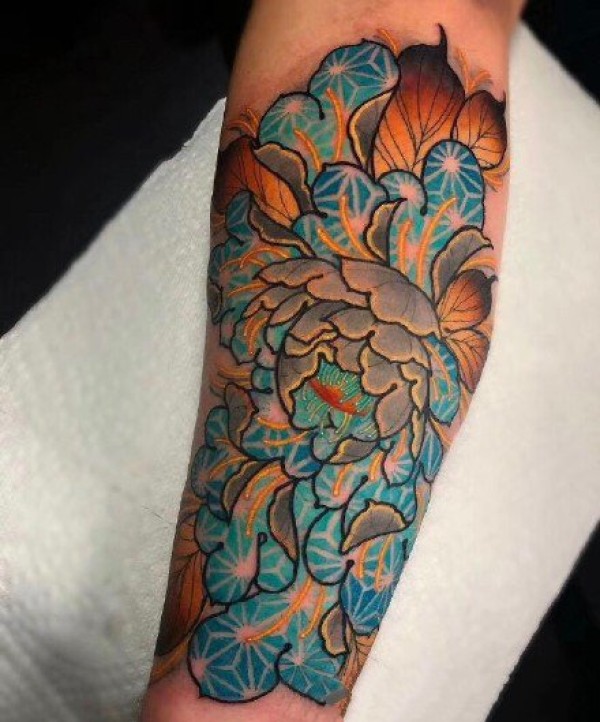 很好看的传统红色花朵纹身图片