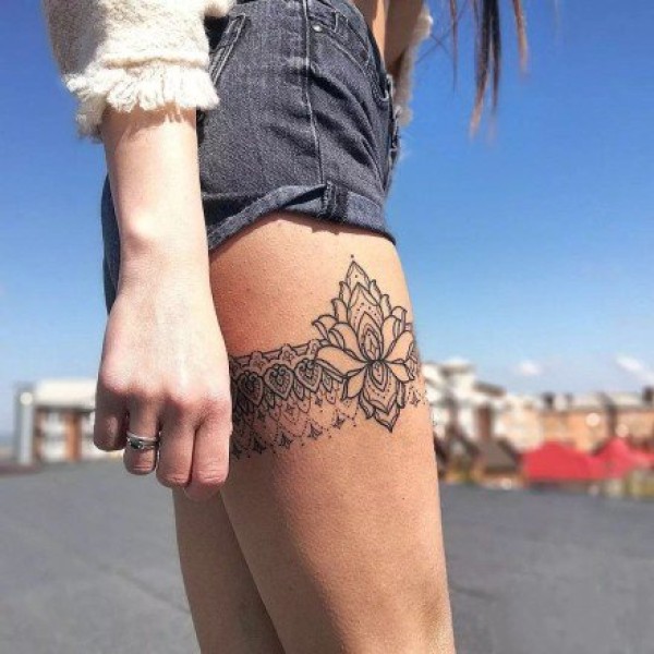 女生的黑灰色梵花性感纹身图片