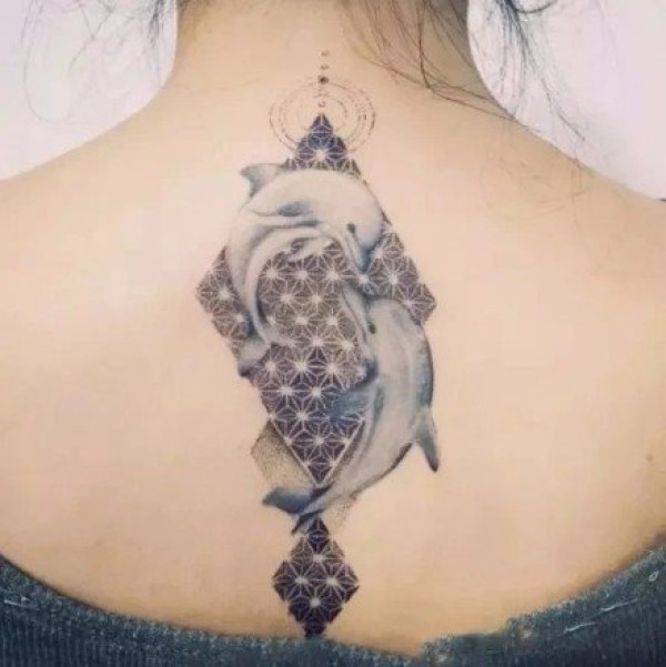 18张女性后背脊椎上的漂亮纹身图片