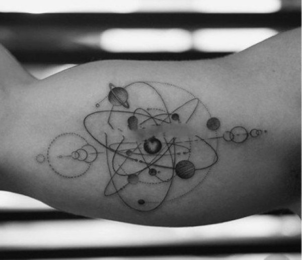 黑灰色的一组宇宙星系纹身作品