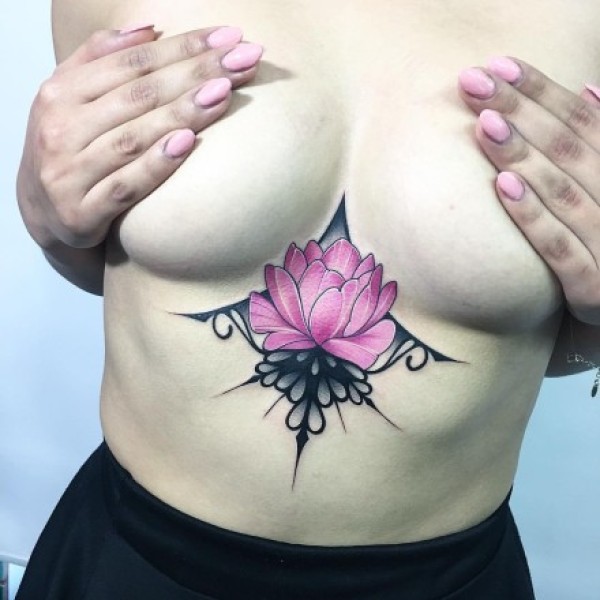 女士性感的胸部下面的宝石纹身图片