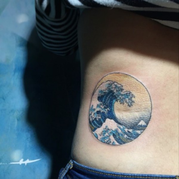 海浪主题的9张浪花纹身图片