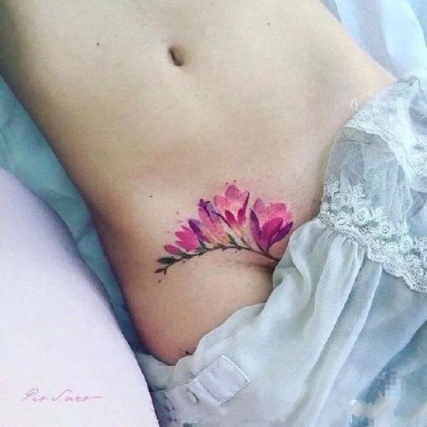 女生遮盖伤疤的性感腰部图案纹身