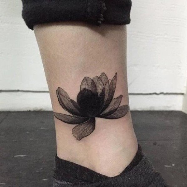 黑灰色的一组好看花朵纹身图片作品