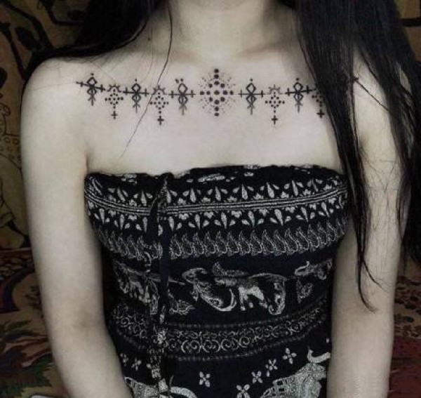 女生胸前锁骨处的一组黑灰漂亮纹身图片