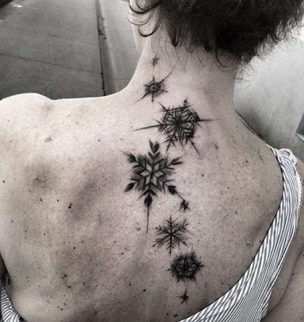 线条后背雪花纹身图片