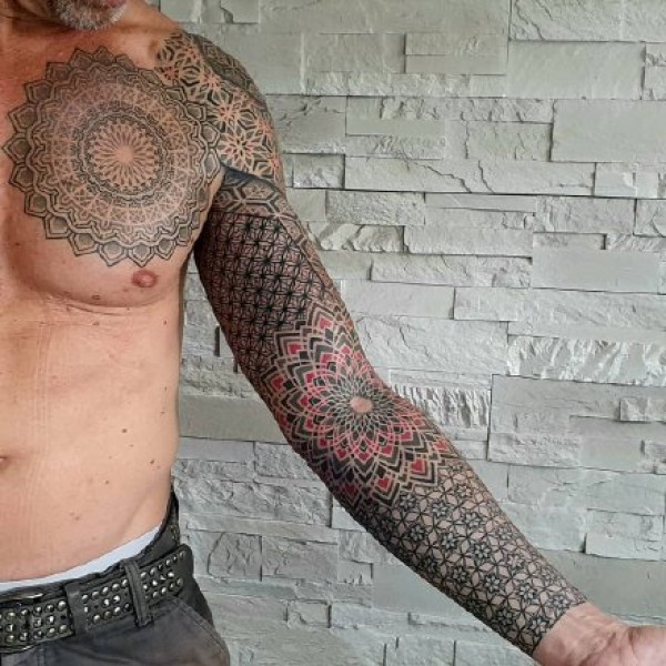 一组点刺黑灰男生纹身图片