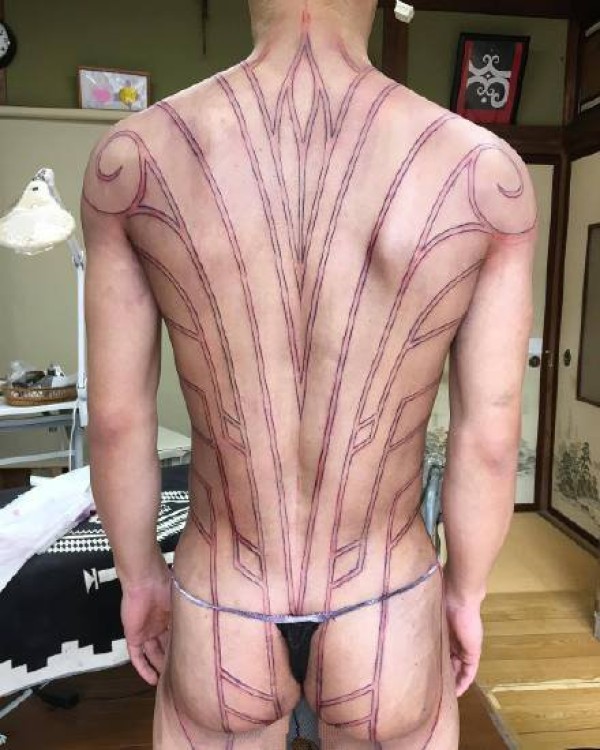 大面积的黑色部落图腾纹身作品