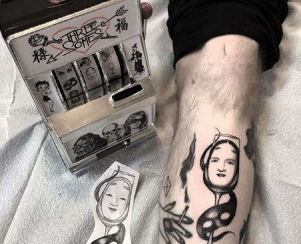 小腿酒杯面具纹身图片