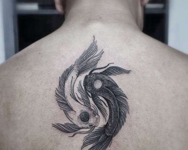 点刺后背鱼纹身图片
