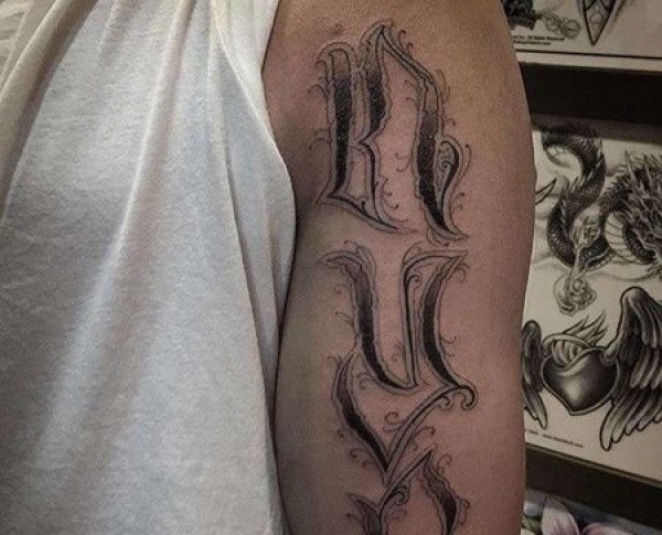 花体字大臂纹身图片