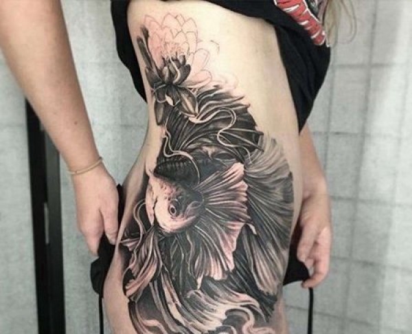 写实侧腰金鱼纹身图片