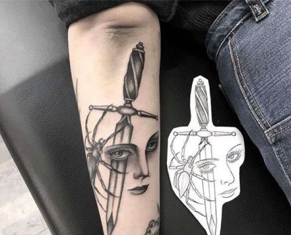 小臂女人匕首蜘蛛纹身图片