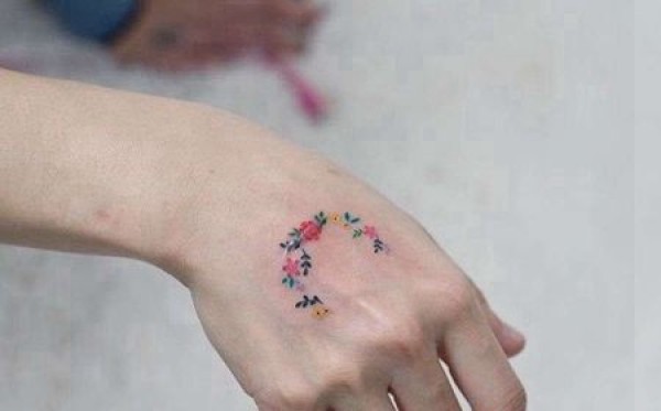 小清新手背花环纹身图片
