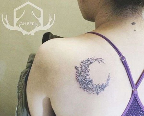小清新后背花环纹身图片