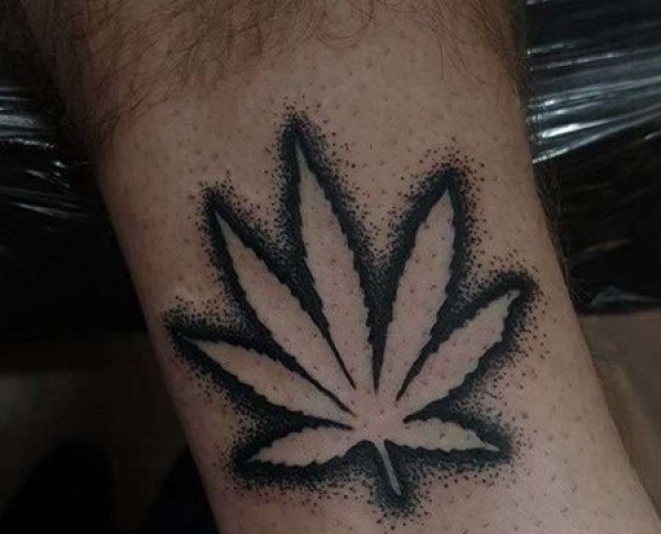 点刺小腿大麻叶纹身图片