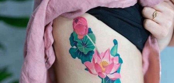 小清新侧腰荷花纹身图片