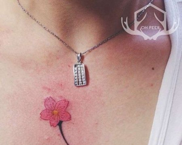 小清新胸部樱花纹身图片