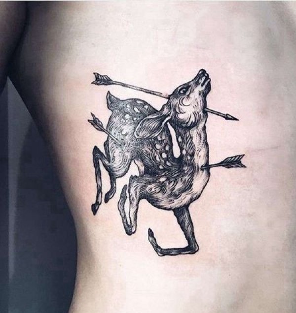 线条侧腰鹿纹身图片