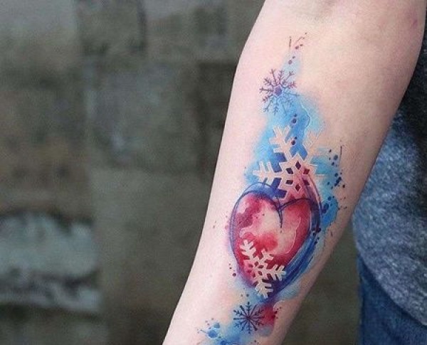 水彩小臂心雪花纹身图片