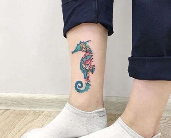 水彩小腿海马纹身图片