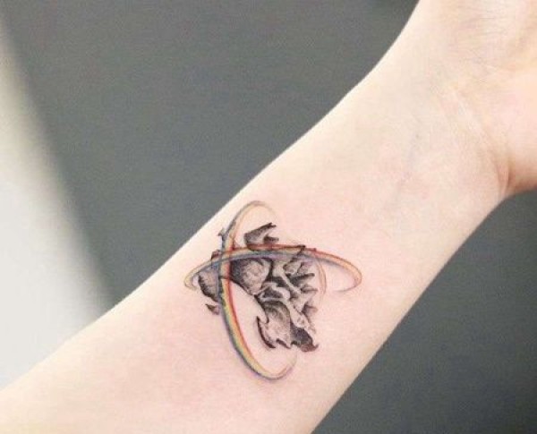 水彩手腕彩虹纹身图片