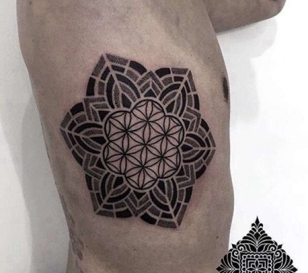 点刺几何侧腰繁花纹身图片