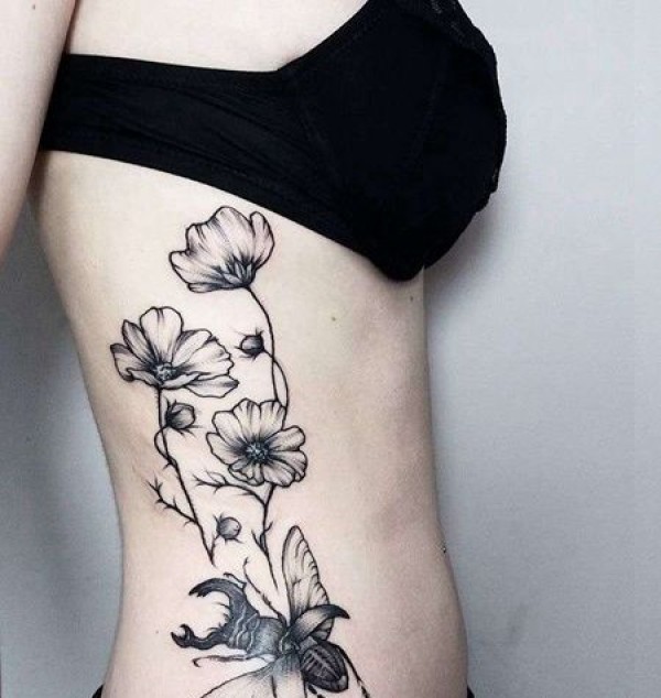 点刺侧腰花卉甲虫纹身图片