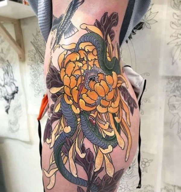 日式侧腰菊花蛇纹身图片