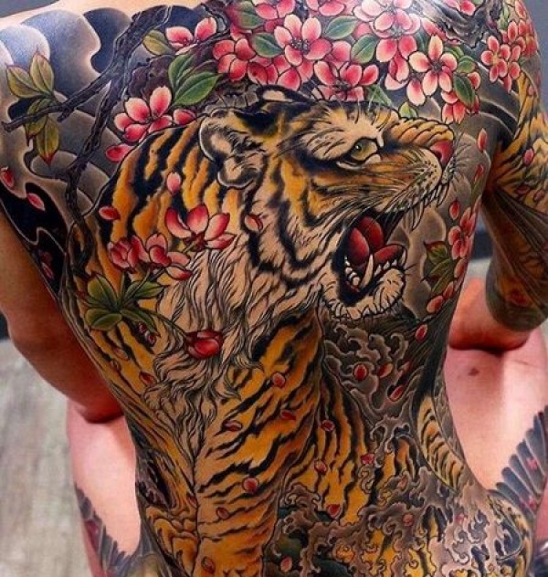 日式后背老虎樱花纹身图片