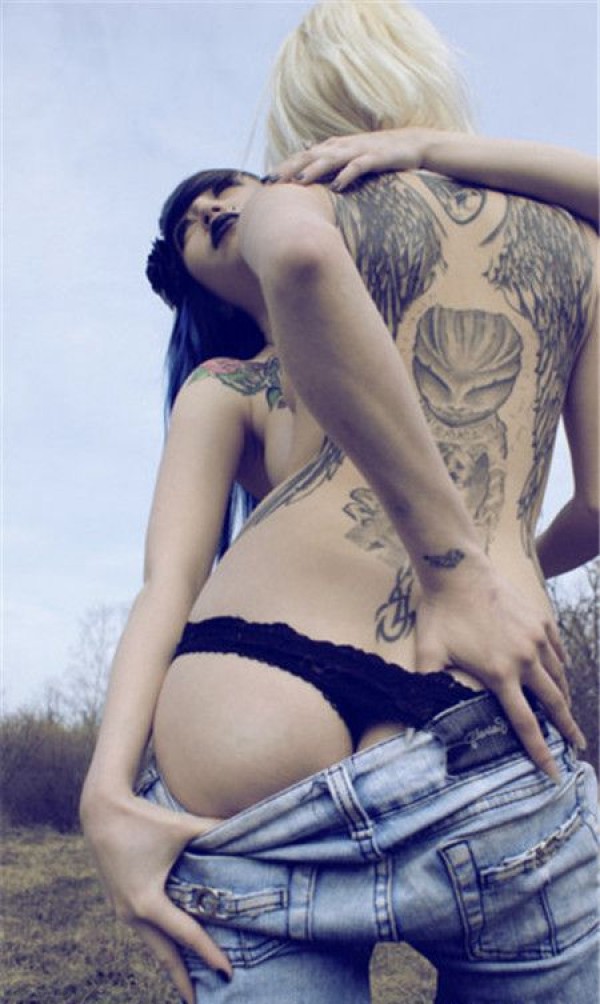 欧美美女背部翅膀外星人纹身