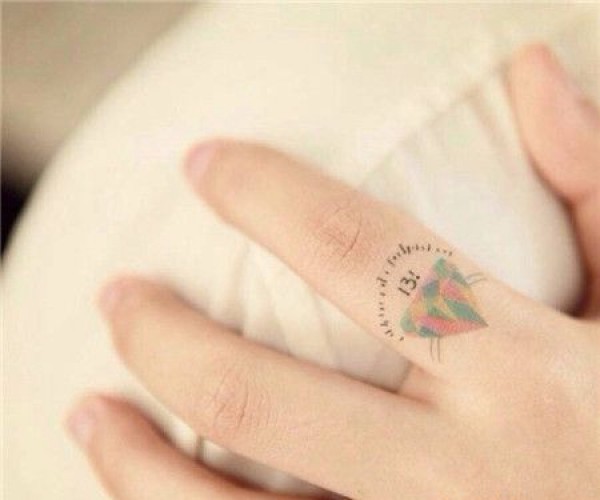 手指彩色钻石纹身图片