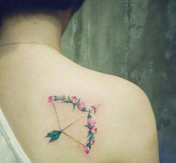 女生肩部花朵弓箭纹身图片