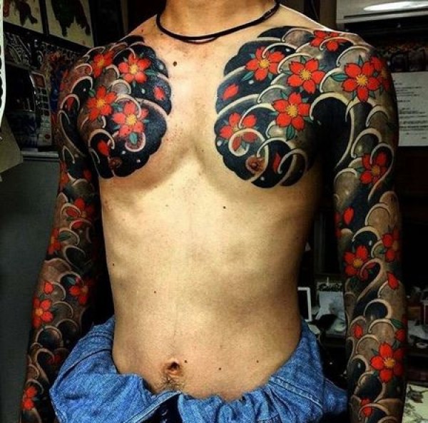 日式胳膊前胸海浪樱花纹身图片