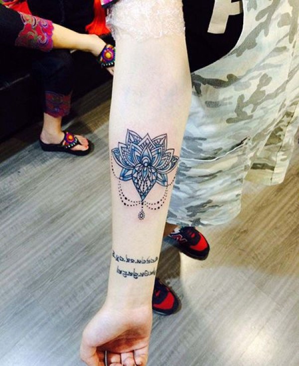 小臂蓝色花纹纹身图片