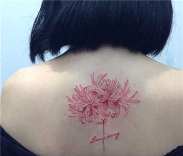 短发女生背部彼岸花纹身图片
