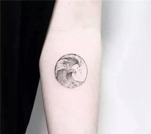 手臂球形海浪纹身图片